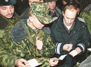 Putin en una visita a las tropas en Chechenia que terminó con firma de autógrafos (Foto: Archivo)