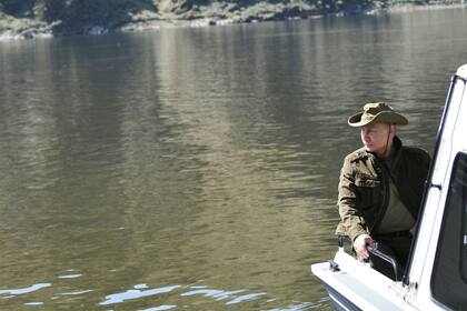 Putin dio un paseo en bote por el río Yenisei en la región de Tuva, en el sur de Siberia.
