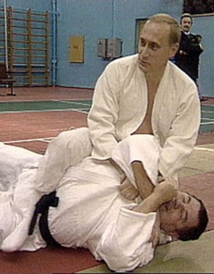 Putin, durante una sesión de judo en San Petersburgo, en una imagen tomada de la TV