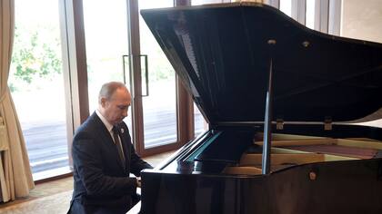 Putin, el músico: se puso a tocar el piano en China mientras esperaba a Jinping