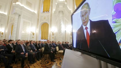 Putin, en pantalla gigante, durante su discurso en el Kremlin