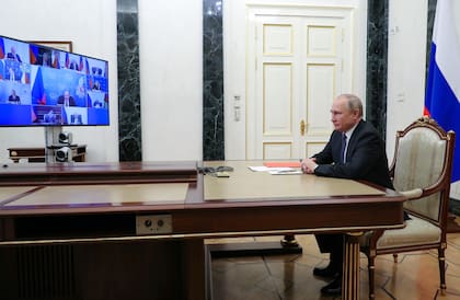 Putin, en una telereunión con ministros en el Kremlin. ( Mikhail Klimentyev, Sputnik, Kremlin Pool Photo via AP)