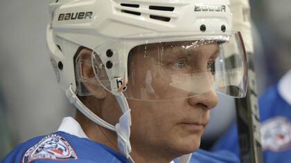 Putin festejó hoy su 63 cumpleaños, jugando al hockey sobre hielo con jugadores estrella y magnates de su país