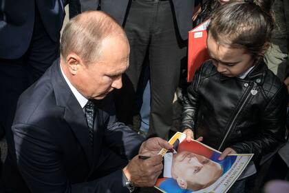 Putin firmó autógrafos durante una visita a Siberia