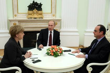 Putin, flanqueado por Merkel y Hollande, habla sobre la paz en Ucrania