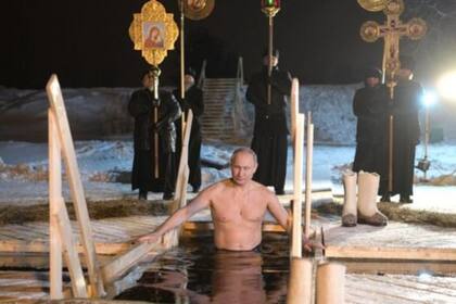 Putin ha retomado la tradición zarista de darse un baño de agua helada el día de Epifanía