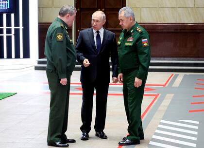 Putin habla con su comandante en jefe, Valery Gerasimov, a la izquierda, y el ministro de Defensa, Sergey Shoigu (Mikhail Klimentyev, Sputnik, Kremlin Pool Photo via AP, File)