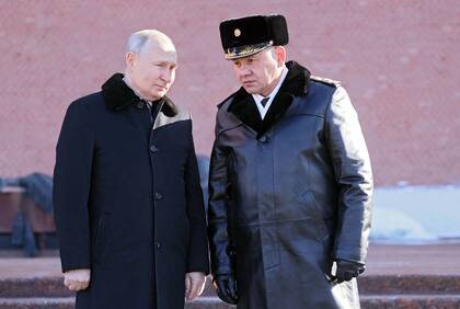 Putin habla con su ministro de Defensa, Sergei Shoigu, durante una ceremonia en la Plaza Roja