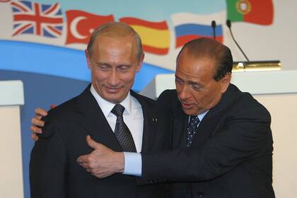 Putin junto a Berlusconi en la cumbre de la OTAN de 2002