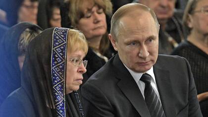 Putin junto a la esposa del embajador ruso, Andrei Karlov, asesinado en Turquía
