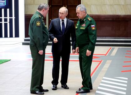 Putin junto a los líderes militares rusos
