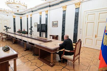Putin, junto a los otros tres funcionarios que llevan el maletín nuclear o "cheguet", el ministro de Defensa, Sergey Shoigu, y el jefe del Estado Mayor Conjunto, Valery Gerasimov