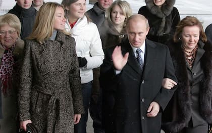 Putin junto a su mujer y a su hija María (segunda por la izquierda).