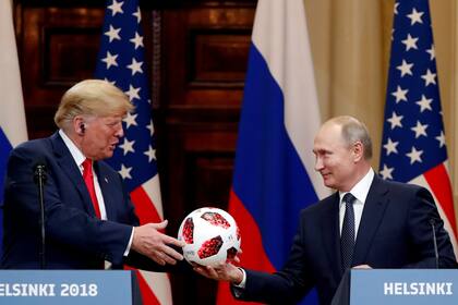 Putin le regaló la pelota del Mundial durante la conferencia de prensa