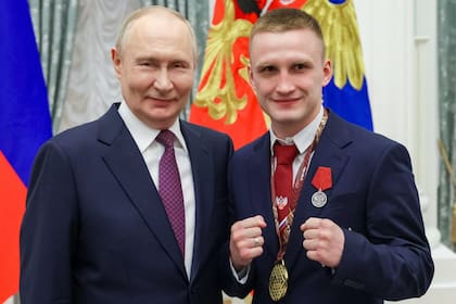 Putin posa para una foto con el campeón mundial de boxeo 2025 Vsevolod Shumkov en el Kremlin, en Moscú, Rusia, el 22 de abril de 2026