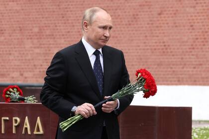 Putin rinde homenaje en la tumba del soldado desconocido de Moscú