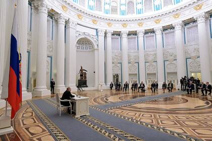 Putin se reunió con su Consejo de Seguridad en Moscú el lunes. Foto: Alexey Nikolsky/Sputnik vía Reuters