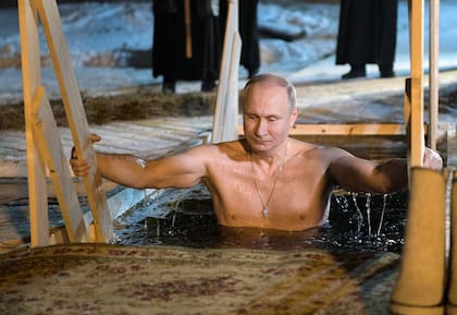 Putin se sumerge en agua helada