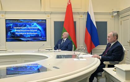 Putin y su par bielorruso, Alexander Lukashenko, observan los ejercicios milires