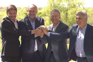 El peronismo de Córdoba y de Santa Fe rodeó al electo Maximiliano Pullaro para una foto de transición