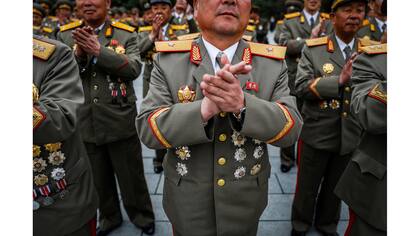 Oficiales militares aplauden mientras visitan el lugar de nacimiento del fundador de Corea del Norte Kim Il Sung, un día antes del 105 aniversario de su nacimiento, en Mangyongdae, a las afueras de Pyongyang
