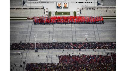 La gente practica para el desfile que se celebrara en la plaza principal Kim Il-Sung en el centro de Pyongyang