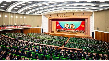 Vista general de una reunión nacional que tuvo lugar para celebrar el 5º aniversario de la asunción del líder Kim Jong Un con la presencia de los puestos más importantes del partido y el estado