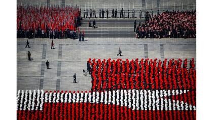La gente practica para el desfile que se celebrara en la plaza principal Kim Il-Sung en el centro de Pyongyang