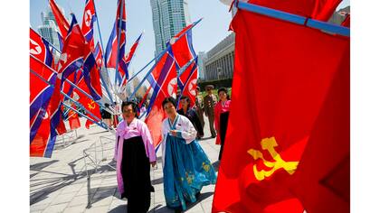 Mujeres con vestidos tradicionales caminan a través de un complejo residencial recién construido después de su ceremonia de inauguración en la calle Ryomyong en Pyongyang