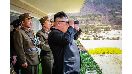 El líder norcoreano Kim Jong-Un mirando el Concurso de tiro al blanco de las Fuerzas Especiales de Operación de la KPA; en una ubicación no revelada en Corea del Norte