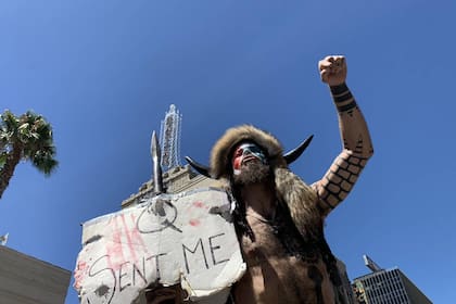 En febrero del años pasado, Q-Shaman estuvo junto a una multitud que asistió a un evento de Trump en la ciudad de Phoenix