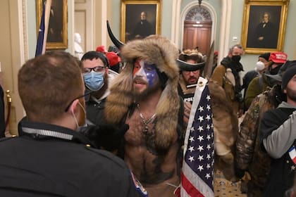 Q-Shaman llamó la atención de todos los que estuvieron pendientes de la invasión del capitolio por parte de los seguidores de Donald Trump