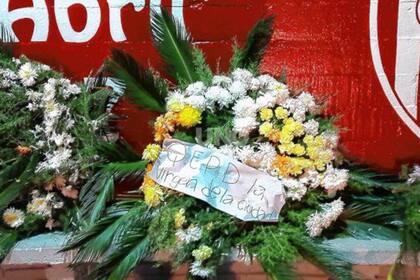 "QEPD. La virgen de la ciudad", decía uno de los arreglos florales.