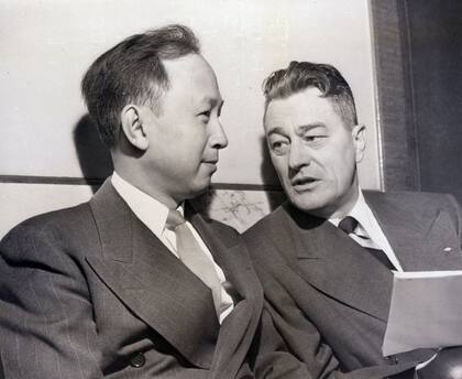 Qian Xuesen con su abogado Grant Cooper en una audiencia de deportación en noviembre de 1950
