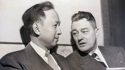 Qian Xuesen con su abogado Grant Cooper en una audiencia de deportación en noviembre de 1950.