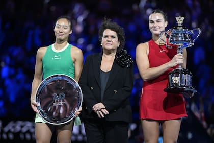 Qinwen Zheng of China, la exjugadora australiana Evonne Goolagong Cawley y Aryna Sabalenka, tras la entrega de premios