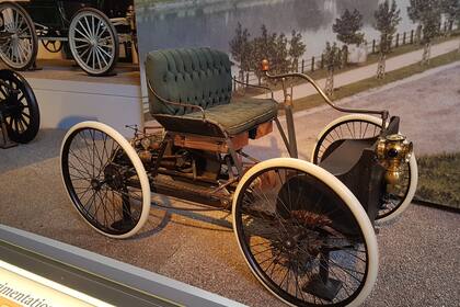 Quadracycle 1896. El 4 de junio de ese año, Henry Ford terminó, en un pequeño taller detrás de su casa, este cuadriciclo con motor naftero, que lo impulsó a crear su imperio