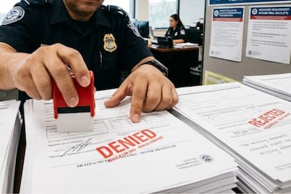 Qué activa la barra de inadmisibilidad de tres o diez años si un migrante sale del país