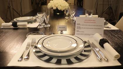 El plato principal será un ojo de bife asado acompañado con papas doradas preparadas con queso finlandia y chimichurri y un crocante de panceta