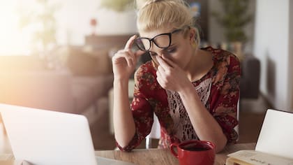 Mirar mucho tiempo las pantallas puede causar dolor de cabeza