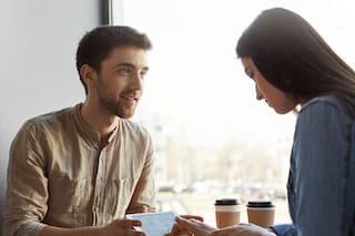 Qué dice la psicología de las personas que desvían la mirada al hablar y no por timidez
