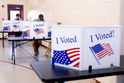 Qué documentos llevar a la hora de votar (AP Foto/Andrew Harnik)