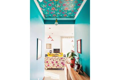 Que el pasillo no solo sea un lugar de paso: elegí tu color favorito y aprovechá este sector para aplicarlo. ¡El techo también se puede pintar!