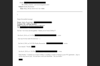 “¡Qué encantador y considerado! ¡Gracias al tío Jeffrey!”, escribió Kathryn Ruemmler a Jeffrey Epstein en 2018