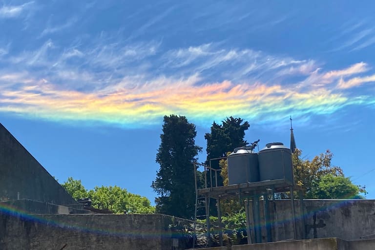En fotos: la llamativa nube “arcoíris” que sorprendió a los vecinos en el cielo del AMBA