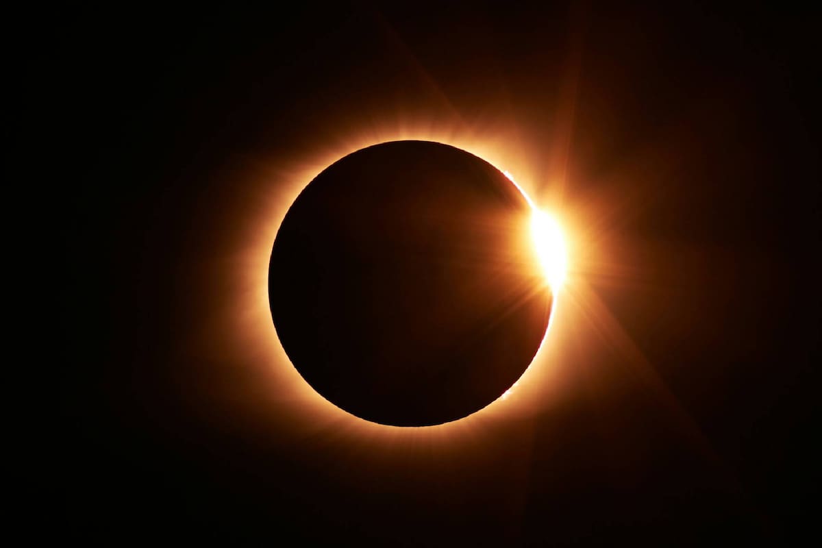 Qué es un eclipse solar total y qué pasa durante el mismo - LA NACION