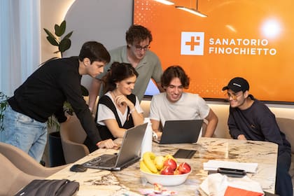 ¿Qué es un Hackathon? El término surge de la unión de Hacker y Maratón. Es un evento intensivo de colaboración, en el que equipos multidisciplinarios trabajan por un tiempo limitado para desarrollar soluciones tecnológicas enfocados en resolver retos específicos.