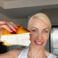 Qué es y cómo se hace la tortilla japonesa que mantiene radiante a Ingrid Grudke