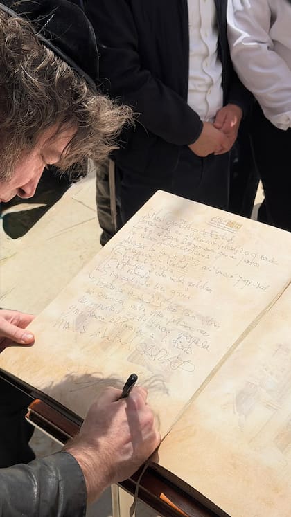 Qué escribió Milei en el libro de visitas del Muro de los Lamentos.