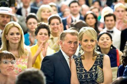 ¿Qué estamos haciendo acá? pregunta Martin Sheen - Pagando nuestras deudas, responde Helen Hunt